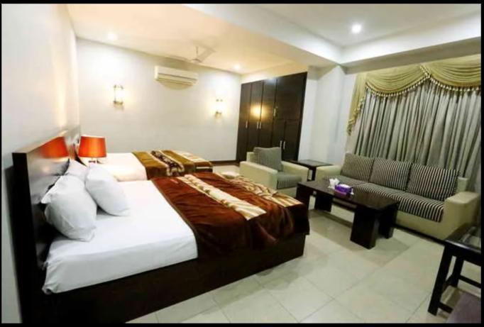 Hotel Multan Continental Exteriör bild