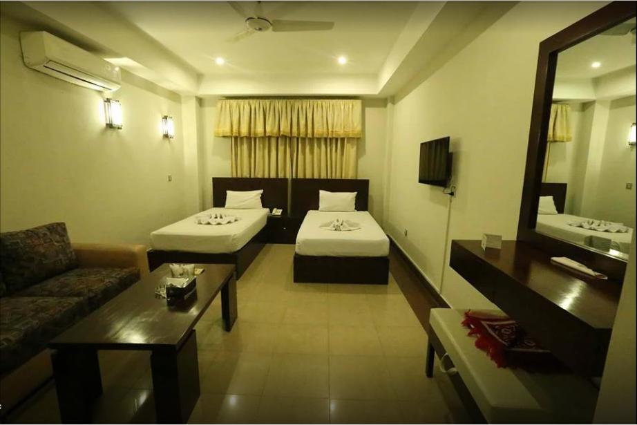 Hotel Multan Continental Exteriör bild