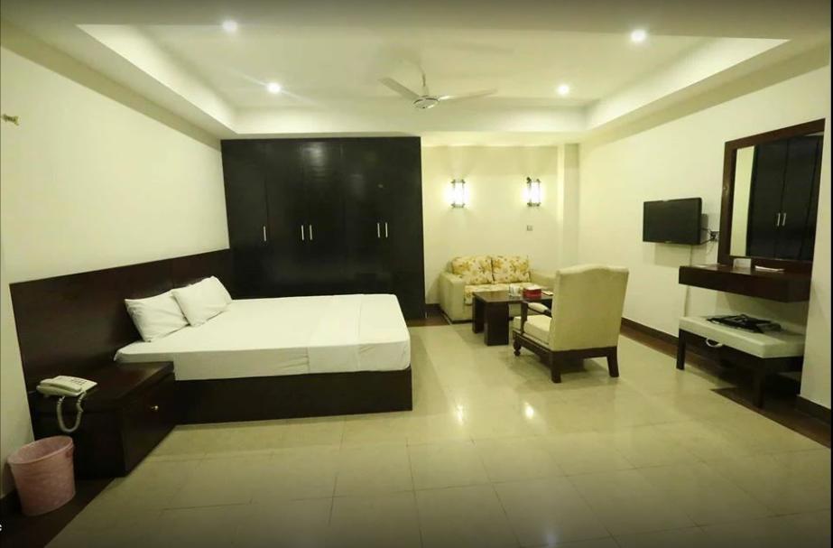 Hotel Multan Continental Exteriör bild